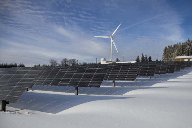 Zonnepanelen bij sneeuw